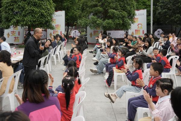 吳軍帶來創新繪本閱讀體驗。羅凌攝
