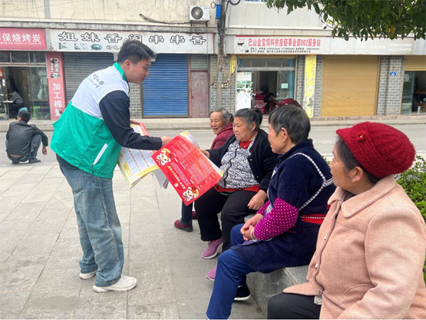 開展惠民濟困保宣傳。中國人壽壽險重慶市分公司供圖