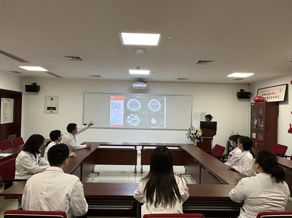 該院癲癇中心團隊為患者會診。重醫附二院供圖