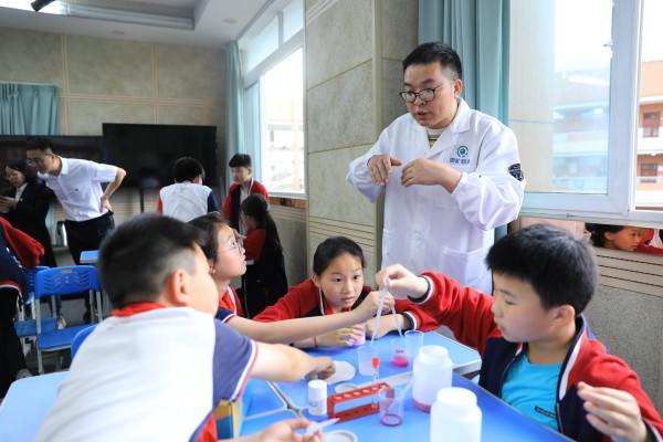 共上一堂科普課現場。 市地礦集團檢驗檢測公司供圖