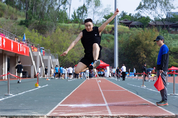 校友代表隊比賽現場。重慶理工大學供圖