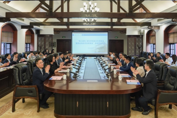 捐贈儀式現場。重慶大學供圖