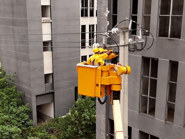 不停電作業消除隱患，助力鵝企滿負荷生產。國網永川供電公司供圖