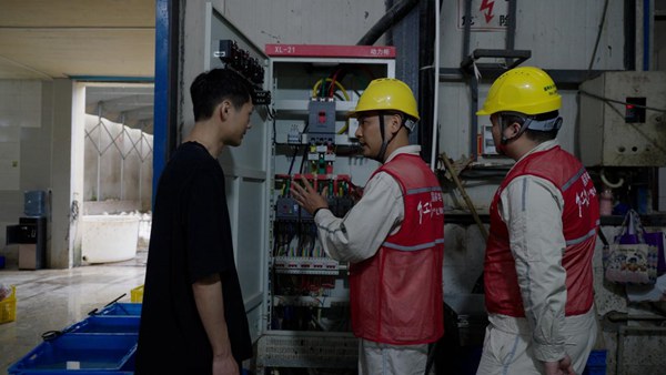 電力人員對鵝企開展安全用電檢查。國網永川供電公司供圖
