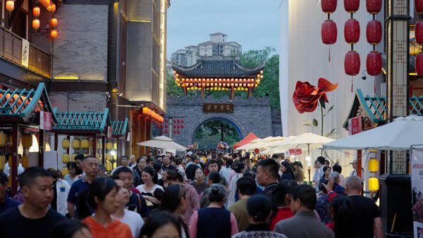 “鹵鵝經濟”帶動夏布小鎮熱鬧非凡。國網永川供電公司供圖