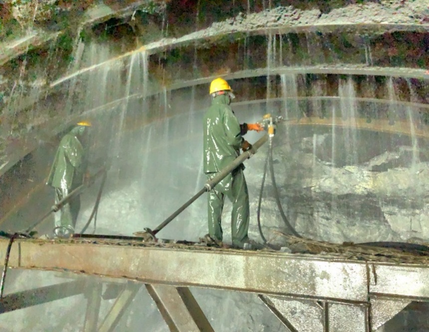 施工人員在隧道內鉆孔作業。中鐵隧道局供圖
