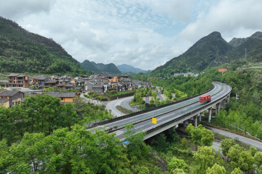 汽車駛過。胡程攝