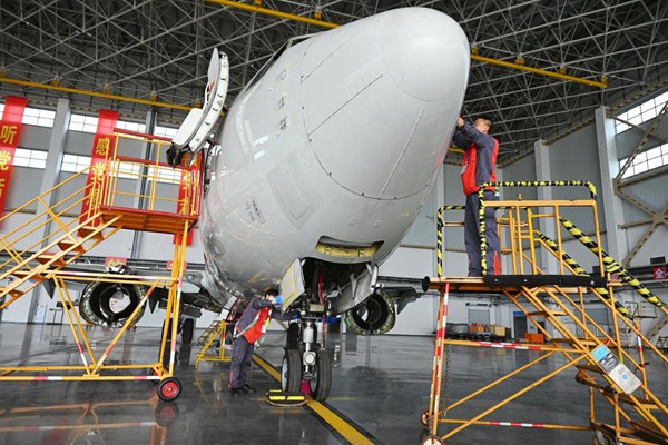 重慶江北國際機場西區海航E2機庫拆解現場。遼寧方大集團供圖