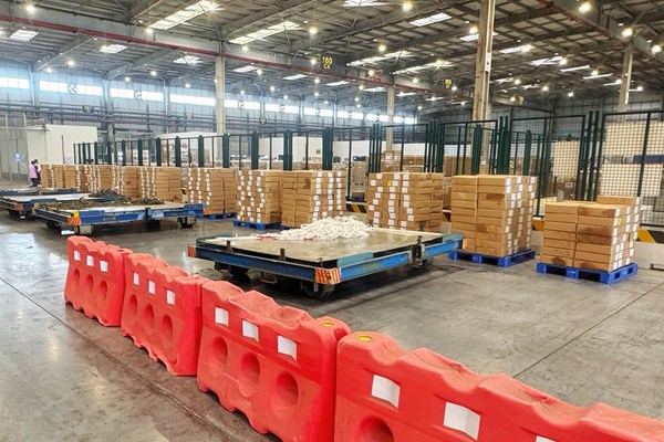 等待辦理國際轉運放行手續的國際貨郵貨物。遼寧方大集團供圖