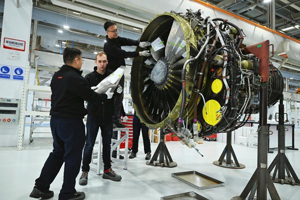 瑞航（重慶）航空發動機維修基地，工程師們正在緊張忙碌。遼寧方大集團供圖