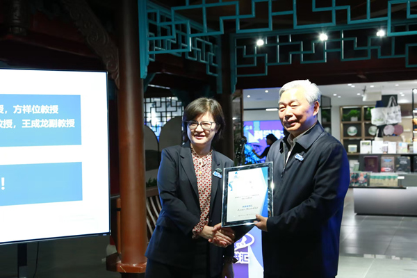 重慶大學出版社社長陳曉陽向劉漢龍頒贈致敬“科學讀書匯”主講嘉賓證書。張源攝