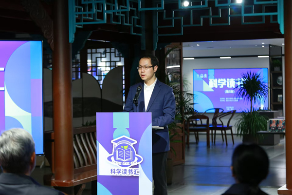 重慶大學黨委常委、副校長李劍致辭。張源攝