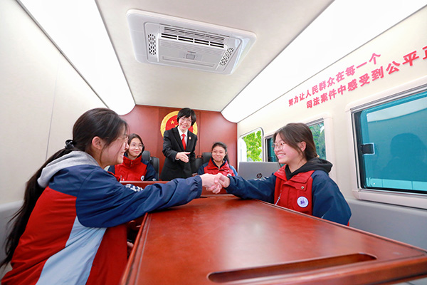 孩子們在車載便民法庭上模擬案件調解過程。開州區人民法院供圖