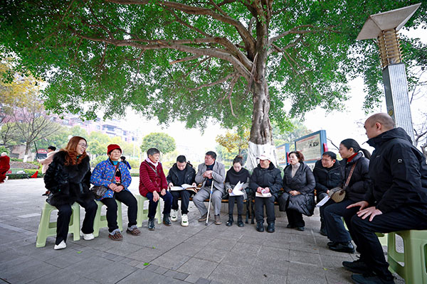 法庭開展院壩調解，磋商金融糾紛具體賠償金額。開州區人民法院供圖