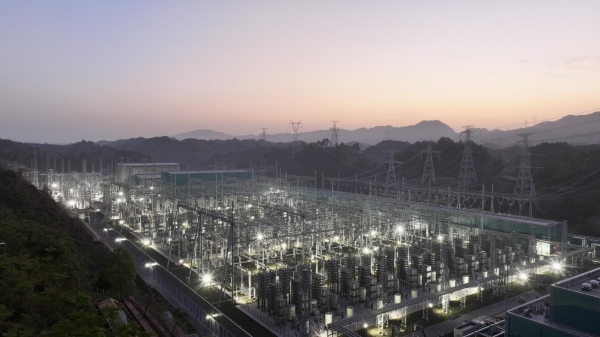 渝北換流站內通宵達旦開展交流設備帶電調試。劉青川攝