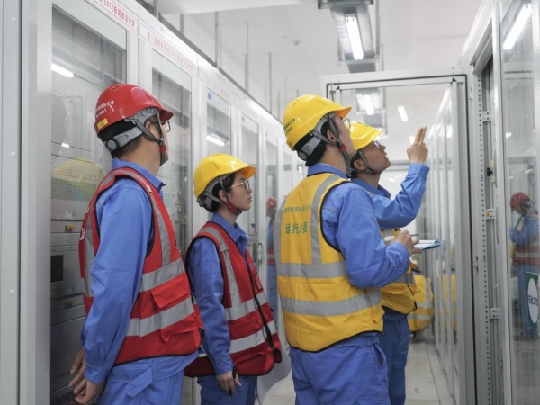 國網重慶超高壓公司員工正在開展交流系統帶電調試。王鵬攝