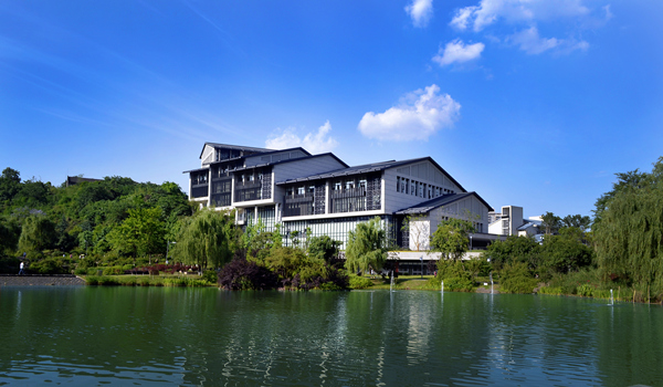 中山圖書館湖光樓影。重慶理工大學供圖