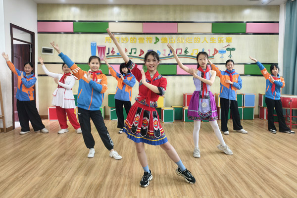 美娃俱樂部里的小老師。雙福三小供圖