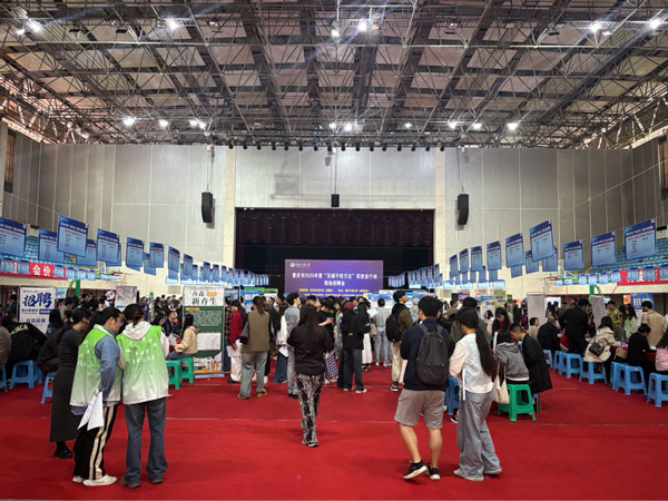 招聘會現場。陳卓攝