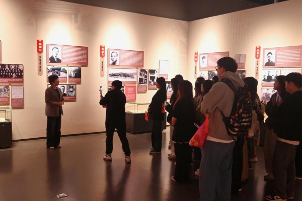 該學院黨委副書記陳娜為學子們解讀中國共產黨人精神譜系。王藝霏攝