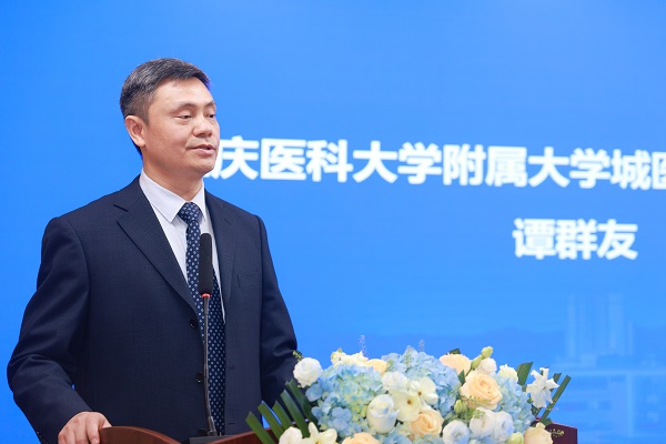 活動現場，譚群友分享他做機器人手術心路歷程。曾英豪攝