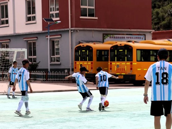 孩子們踢球訓練日常。重慶市第十批援藏工作隊供圖