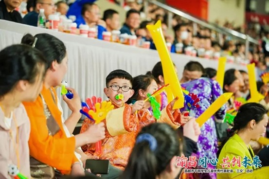 昌都孩子在觀眾席為銅梁龍足球隊加油。重慶銅梁龍足球俱樂部供圖