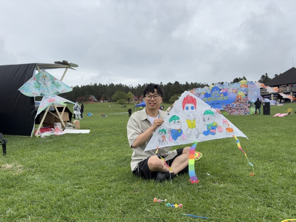 游客展示自己制作的風箏。武隆區委宣傳部供圖
