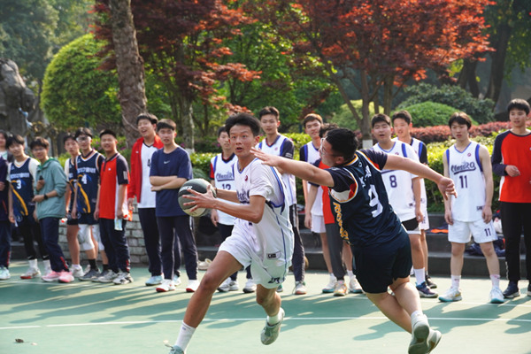 籃球賽拼搶。重慶一中供圖