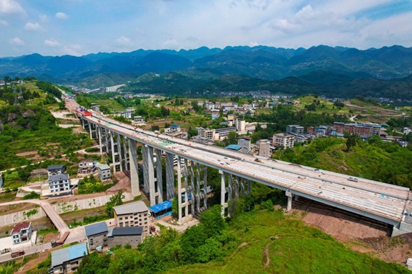 萬開達高速岳溪河大橋T梁架設全面完成。王長宇攝