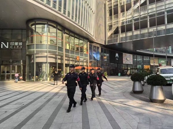 渝中區化龍橋街道群防機動隊巡邏防控。受訪單位供圖