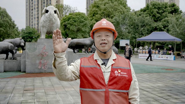 國家電網重慶電力（榮昌）紅巖共產黨員服務隊隊員廖偉。國網重慶永川供電公司供圖
