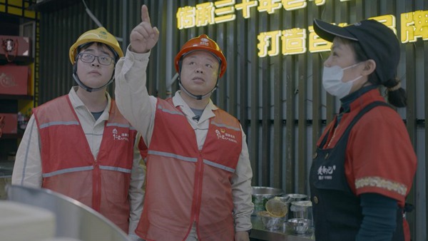 廖偉巡檢城區線路，向鹵鵝商戶宣傳安全用電知識。國網重慶永川供電公司供圖