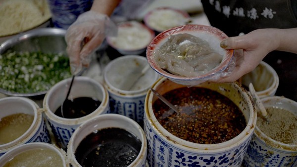 打卡榮昌特色涼粉。國網重慶永川供電公司供圖