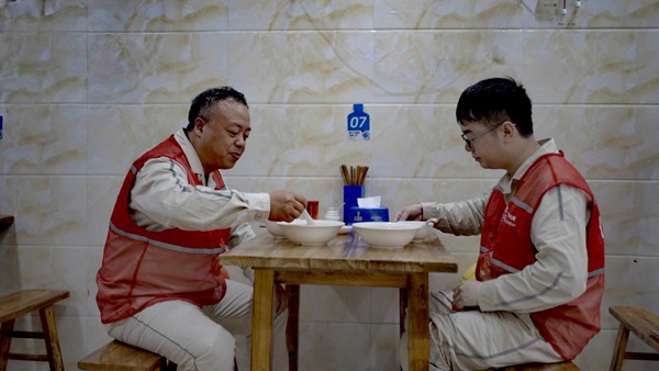 打卡榮昌羊肉湯。國網重慶永川供電公司供圖