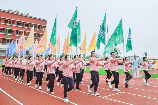 入場式彩旗隊方陣。朝陽幼兒園供圖