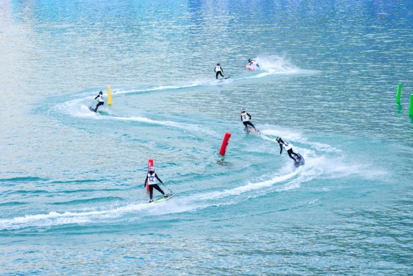 選手們逐浪烏江。主辦方供圖