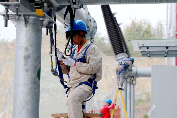 國網永川供電公司員工在220千伏許溪變電站調試避雷器。國網永川供電公司供圖