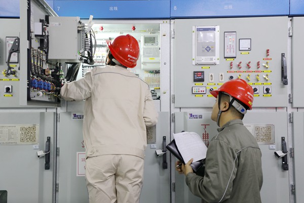 國網永川供電公司員工在220千伏許溪變電站檢查核對二次回路。國網永川供電公司供圖