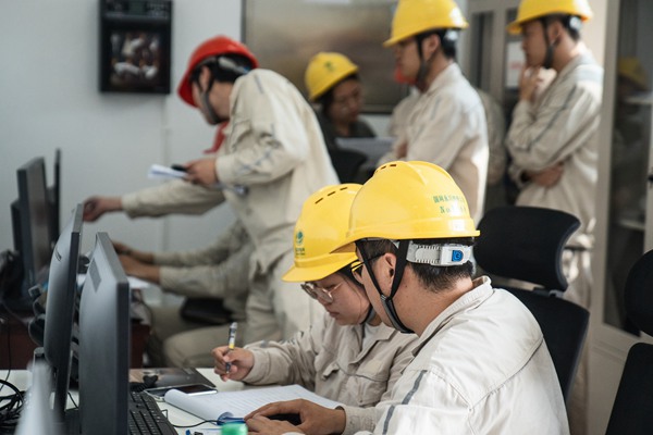 電力員工開展投運調試工作。國網永川供電公司供圖