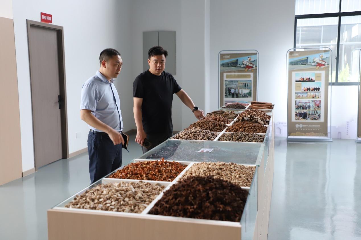 建行重慶榮昌支行普惠團隊走訪鹵鵝生產企業。建行重慶市分行供圖