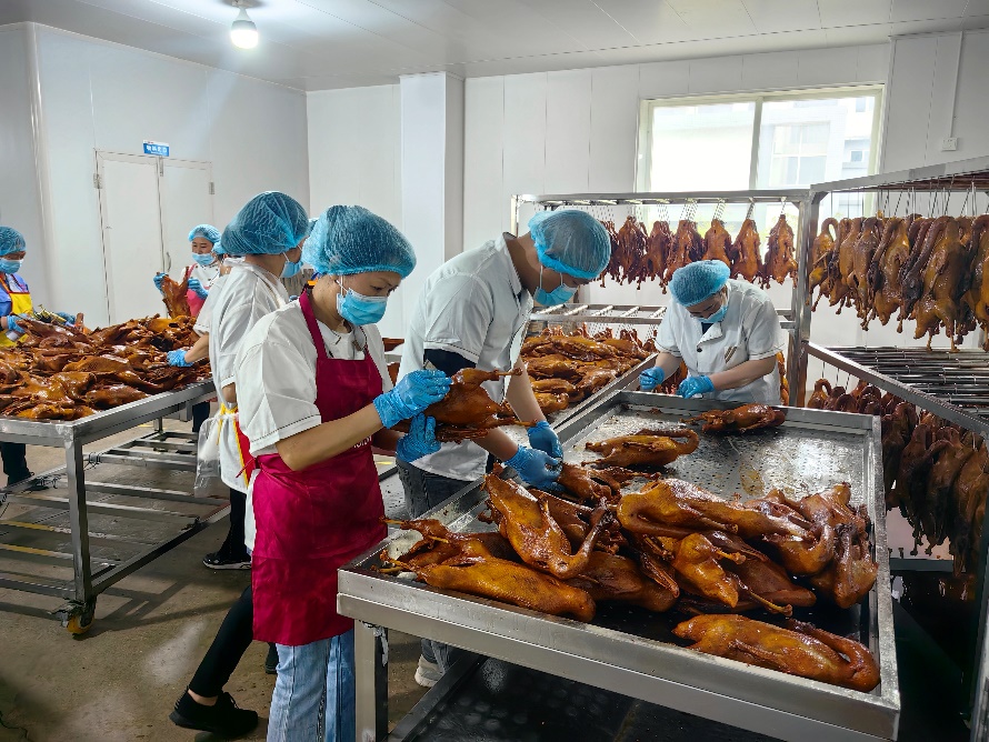 榮昌鹵鵝生產現場。建行重慶市分行供圖