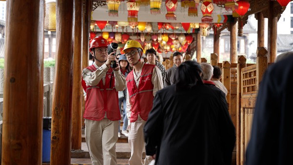 電力志愿者利用測溫儀檢查景區電力安全。賴小龍攝