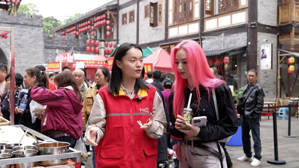 電力志愿者為國際游客講解榮昌風土人情。賴小龍攝