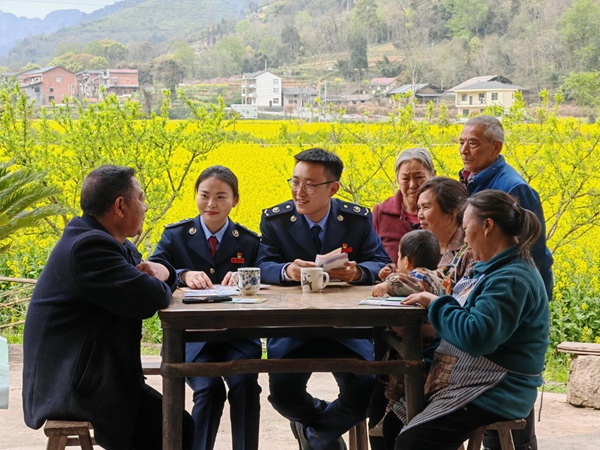 近日，南川區稅務人員走入田間地頭，講解涉農稅費政策、社保繳費流程等內容。楊寅攝