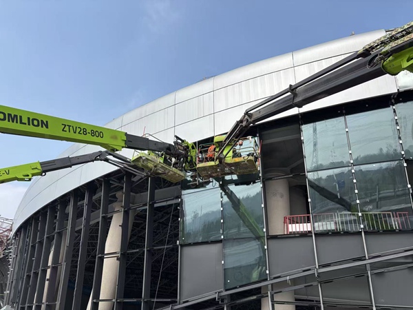 工人師傅們正在進行玻璃幕墻安裝作業。中建八局供圖