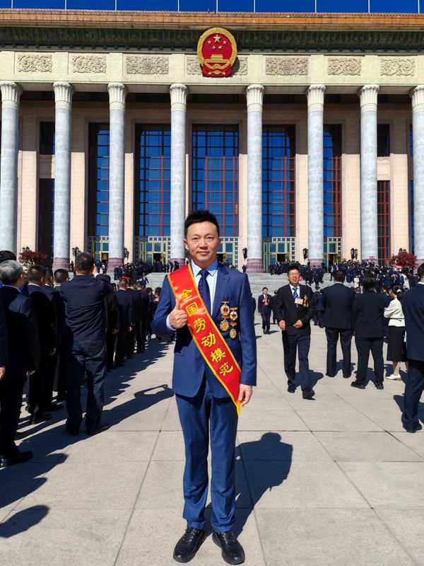 何濤獲“全國勞動模范”稱號。國網重慶永川供電公司供圖