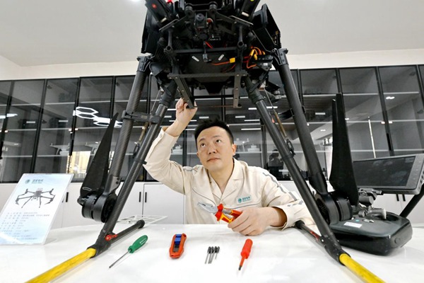 何濤維修無人機。國網重慶永川供電公司供圖