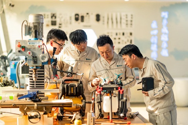 何濤團隊研發討論。國網重慶永川供電公司供圖