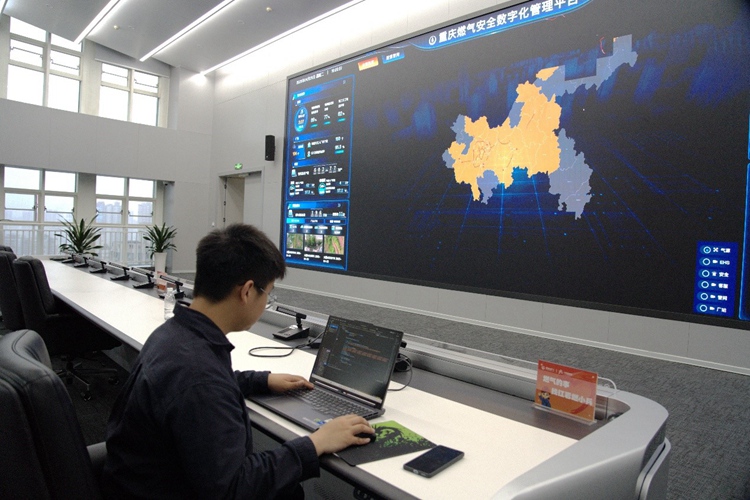 重慶燃氣集團調度中心工作人員依托安全數字化管理平臺實時守護用氣安全。重慶燃氣集團供圖